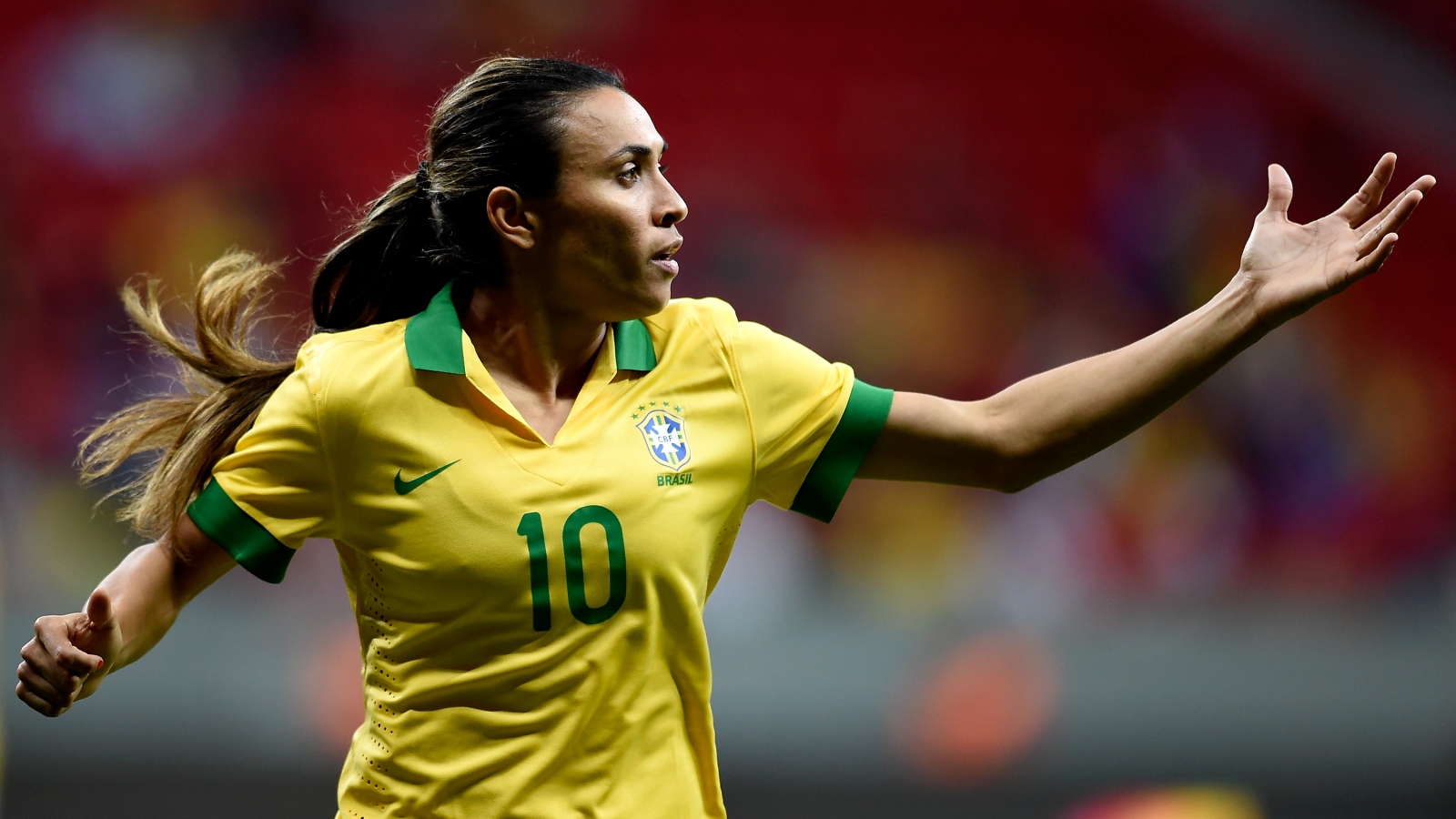 BRASILIA, BRAZIL - DECEMBER 10: of Brazil struggles for the ball with of Argentina during a match between Brazil and Argentina as part of International Women's Football Tournament of Brasilia at Mane Garrincha Stadium on December 10, 2014 in Brasilia, Brazil. (Photo by Buda Mendes/Getty Images)
