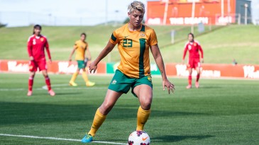 Australiana compara gramado sintético a carvão em brasa: “Rasga e racha a pele dos pés”