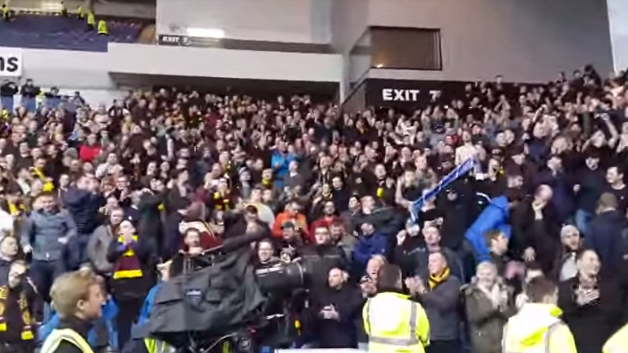 No est&aacute;dio do Rangers, torcida do Motherwell cantou Beatles para celebrar perman&ecirc;ncia