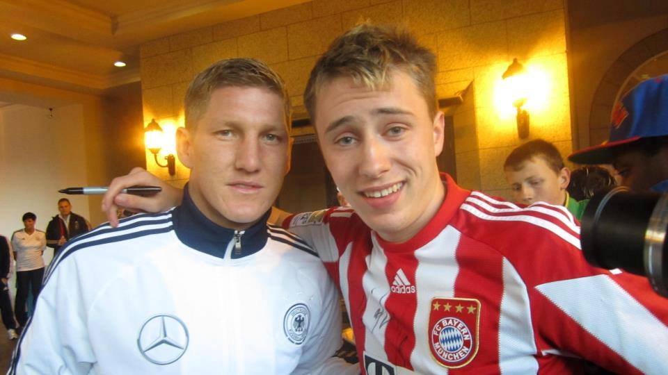 Schweinsteiger deu uma enorme prova de respeito a um f&atilde; que faleceu