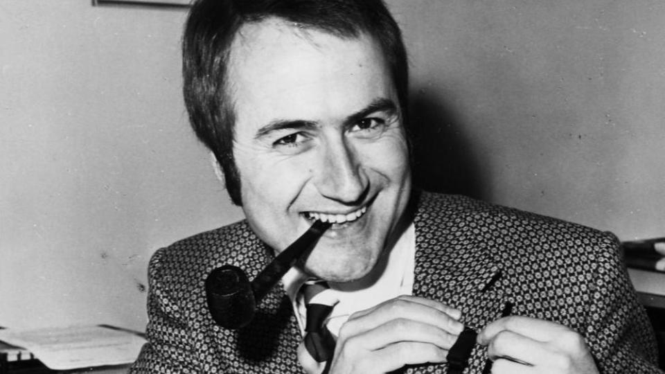 De cantor a en&oacute;logo, quais carreiras Blatter pode retomar agora que ficou desempregado?