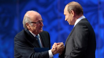Não contente em defender a inocência de Blatter, Putin ainda quer um Nobel ao chefe da Fifa