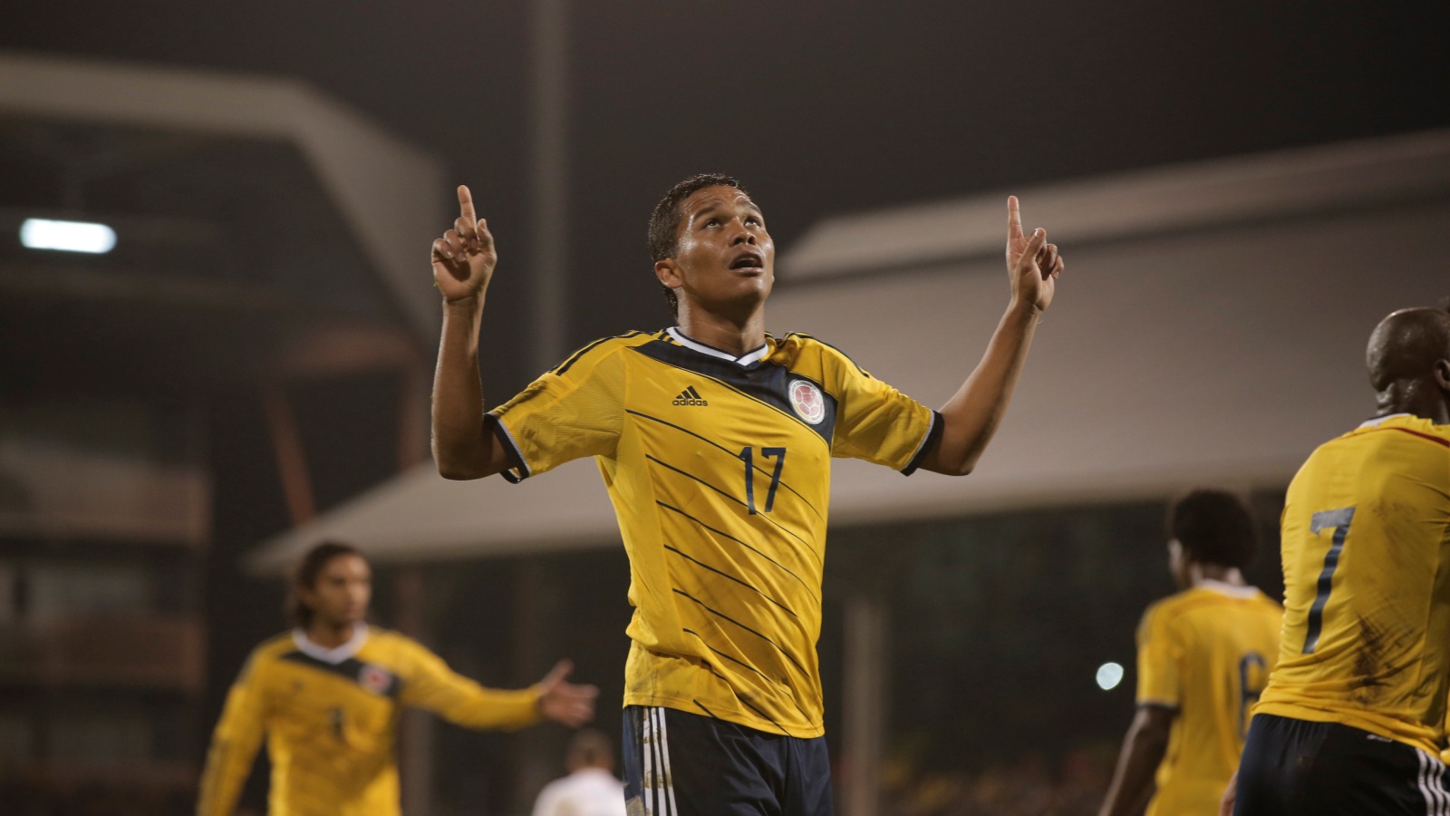 Bacca e Luiz Adriano d&atilde;o for&ccedil;a ao Milan, mas isso precisa ser s&oacute; o come&ccedil;o