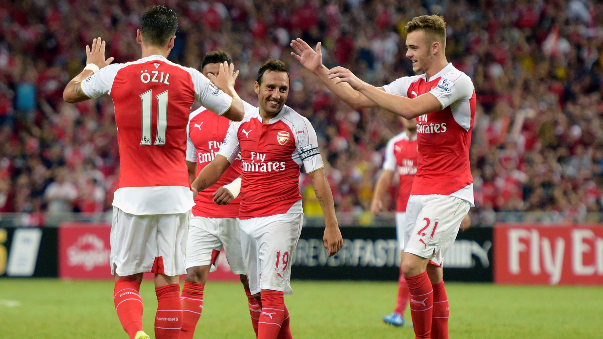 Cazorla foi o capit&atilde;o do Arsenal contra o Everton, em torneio amistoso em Cingapura (AP Photo/Joseph Nair)