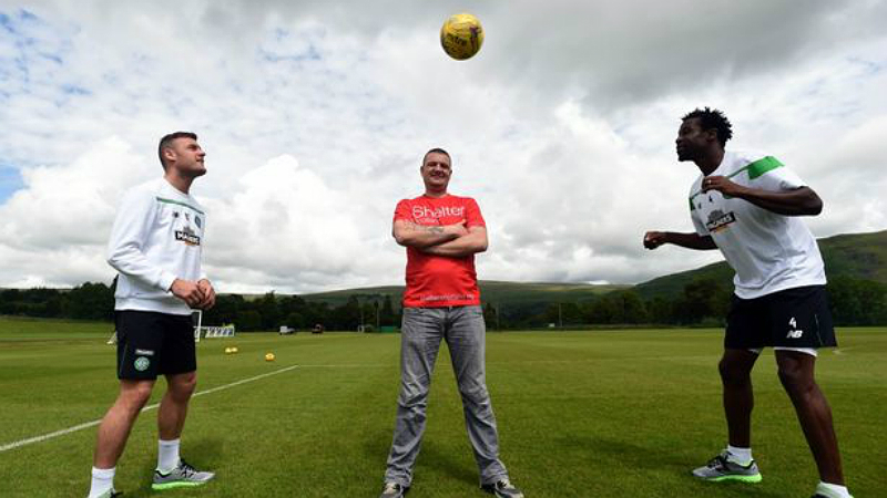 Celtic realiza sonho de torcedor sem-teto e o recebe no CT para bater uma bola