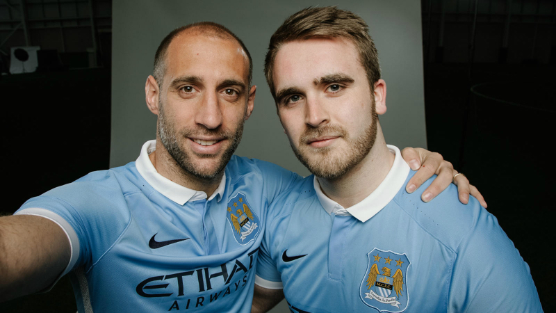 [Galeria] No lan&ccedil;amento da nova camisa do City, torcedores tamb&eacute;m foram protagonistas