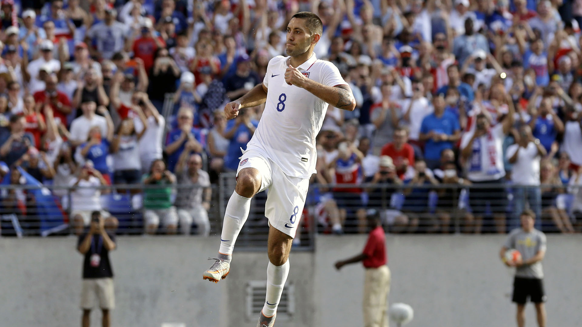 Estados Unidos golearam Cuba com Dempsey assumindo o protagonismo que se espera