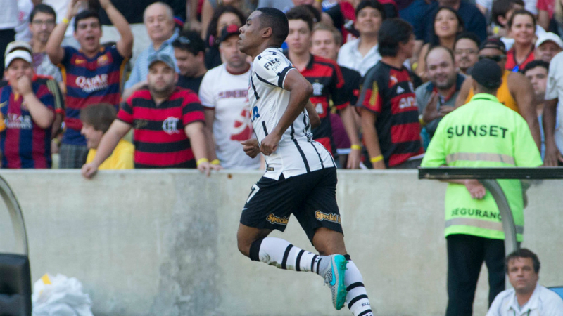 [V&iacute;deo] Elias ficou no Corinthians e decidiu jogo com o Flamengo em dois toques