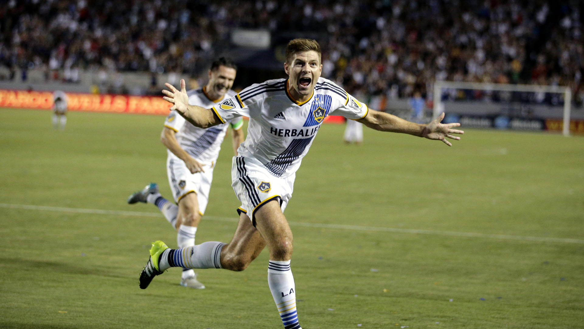 Gerrard marca primeiro gol pelo Galaxy, que j&aacute; desponta como candidato ao t&iacute;tulo