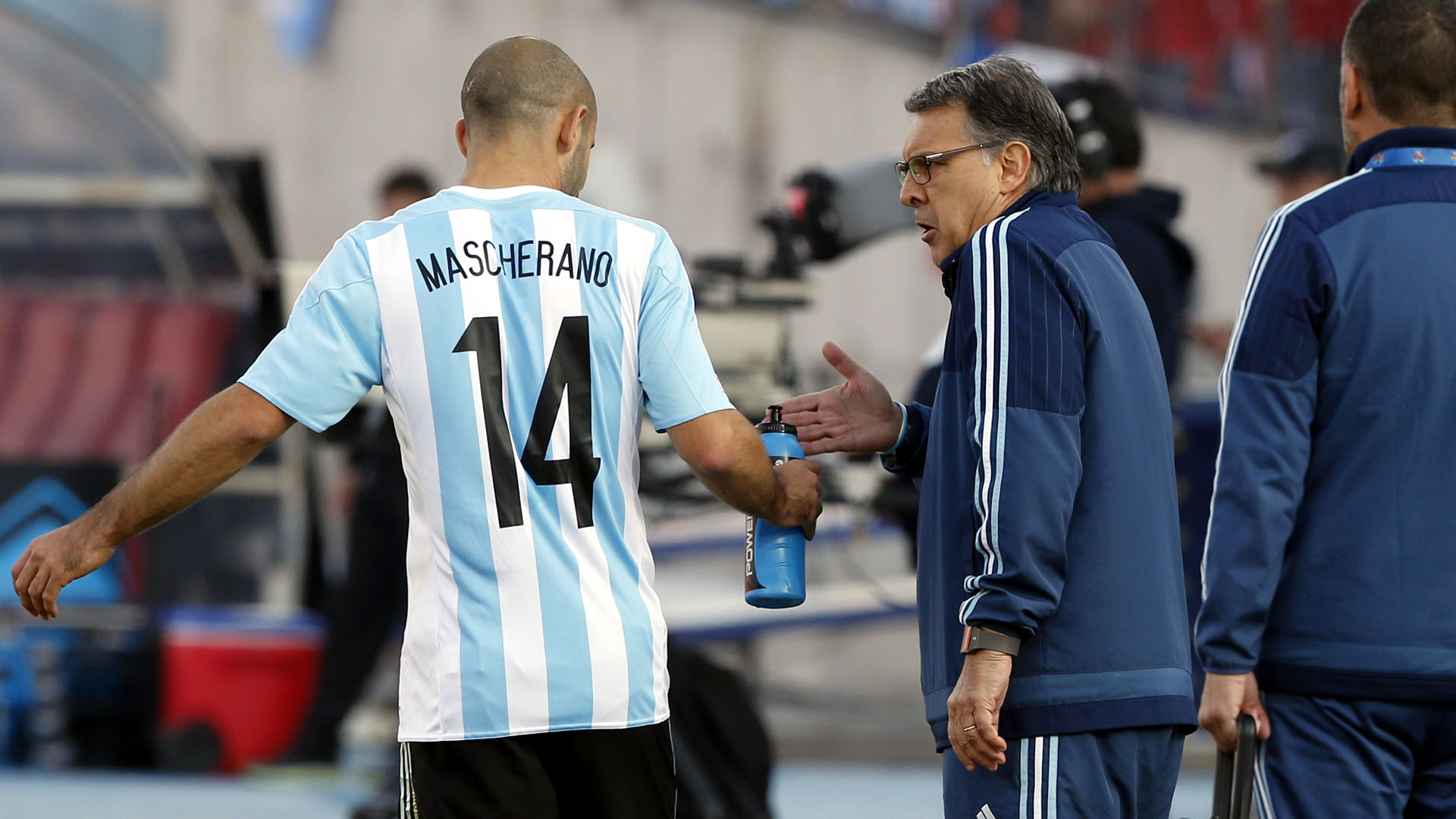 Mais do que negar briga com Banega, Mascherano defendeu o companheiro pela coragem