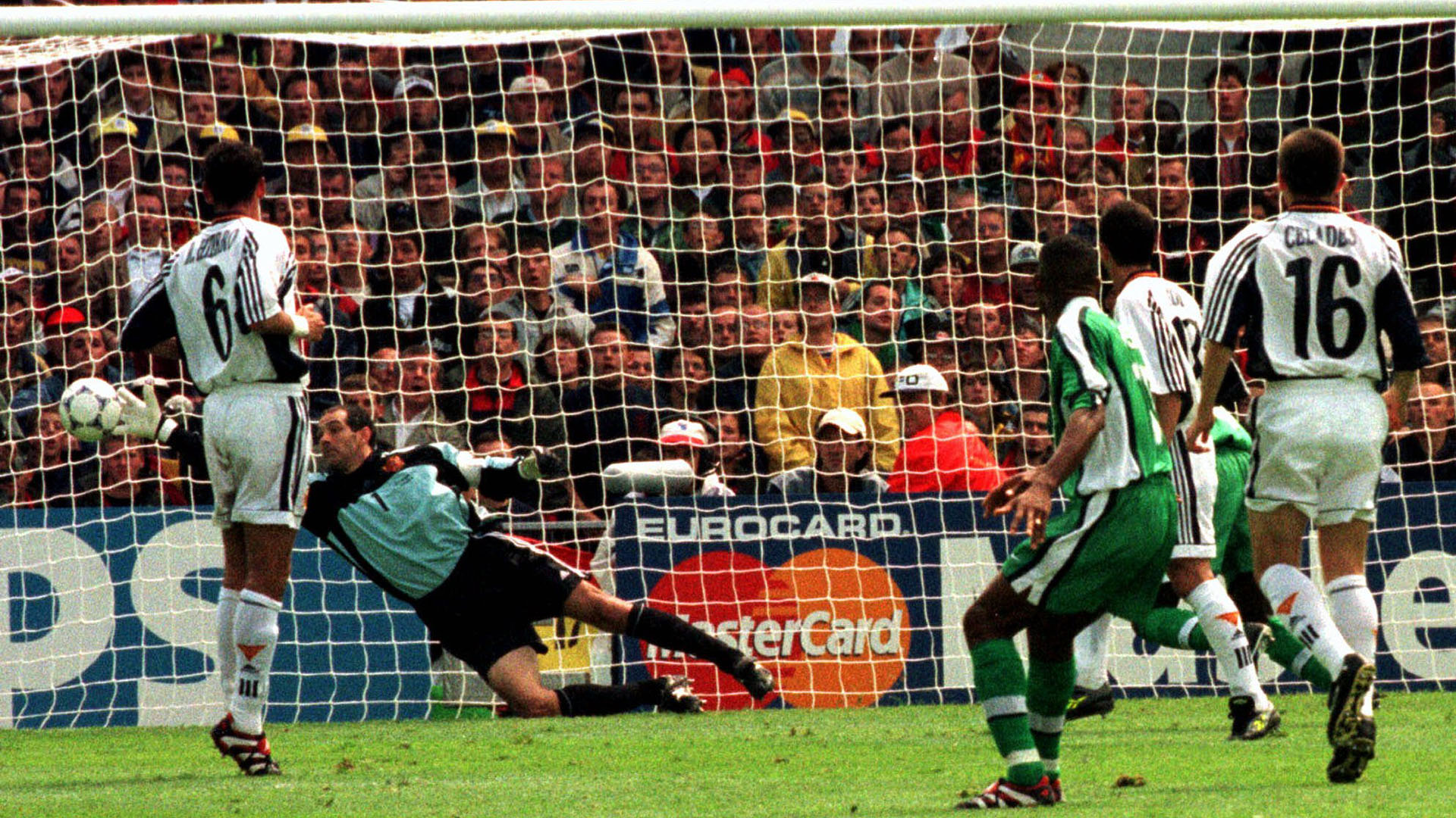 Sunday Oliseh marca o gol contra a Espanha, em 1998 (AP PHOTO/Remy de la Mauviniere)