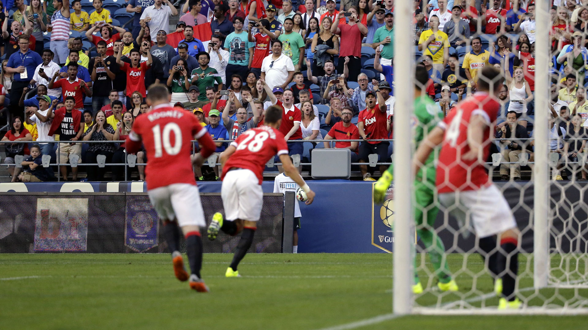 Schneiderlin (camisa 28) comemora o gol da vit&oacute;ria do Manchester United na sua estreia, observado por Rooney  (AP Photo/Ted S. Warren)