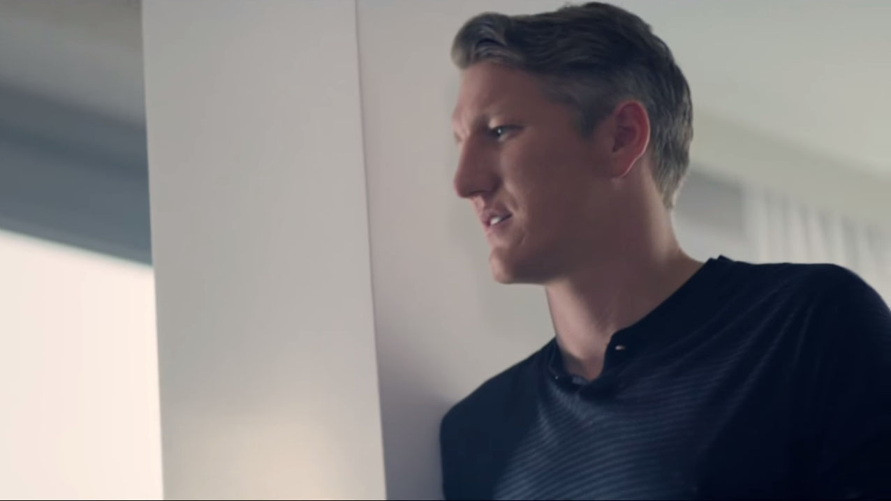 Nesta propaganda, Schweinsteiger justifica os motivos que o levaram a sair da Alemanha