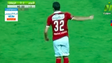 Provocação ou lance de jogo? Jogador do Al Ahly fica de pé na bola, toma entrada e adversário é expulso