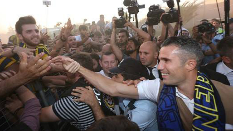 Ainda no aeroporto, festa da torcida do Fenerbah&ccedil;e para Van Persie teve at&eacute; sinalizador