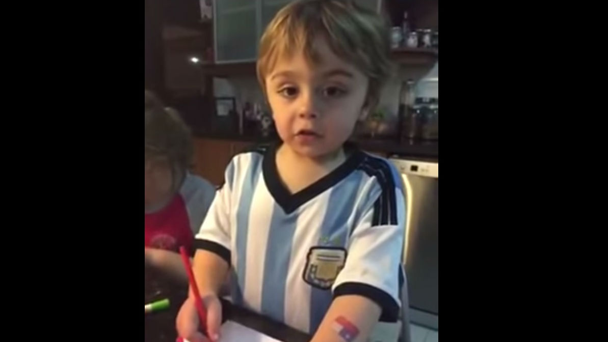 A m&atilde;e desse garotinho demora para acreditar que ele vai torcer para o Chile