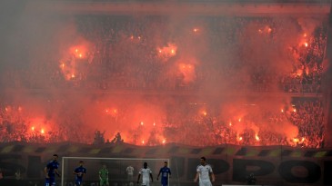 [Vídeo] A Champions 2015/16 já teve coreografia de torcida e até show de sinalizadores