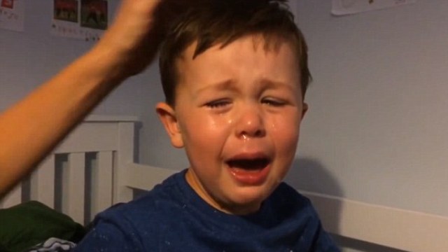 Este garotinho chorou demais pela sa&iacute;da de Van Persie e agora querem faz&ecirc;-lo conhecer o craque