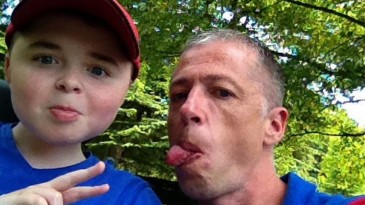 O amor sem limites de um pai fez um torcedor do City tatuar o escudo do United