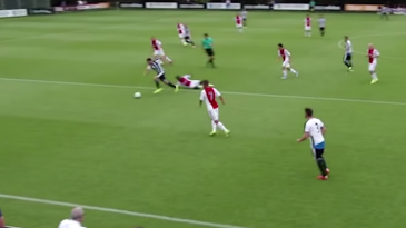 Ele arrancou do meio-campo e fez o time adversário parecer inexistente com esse golaço