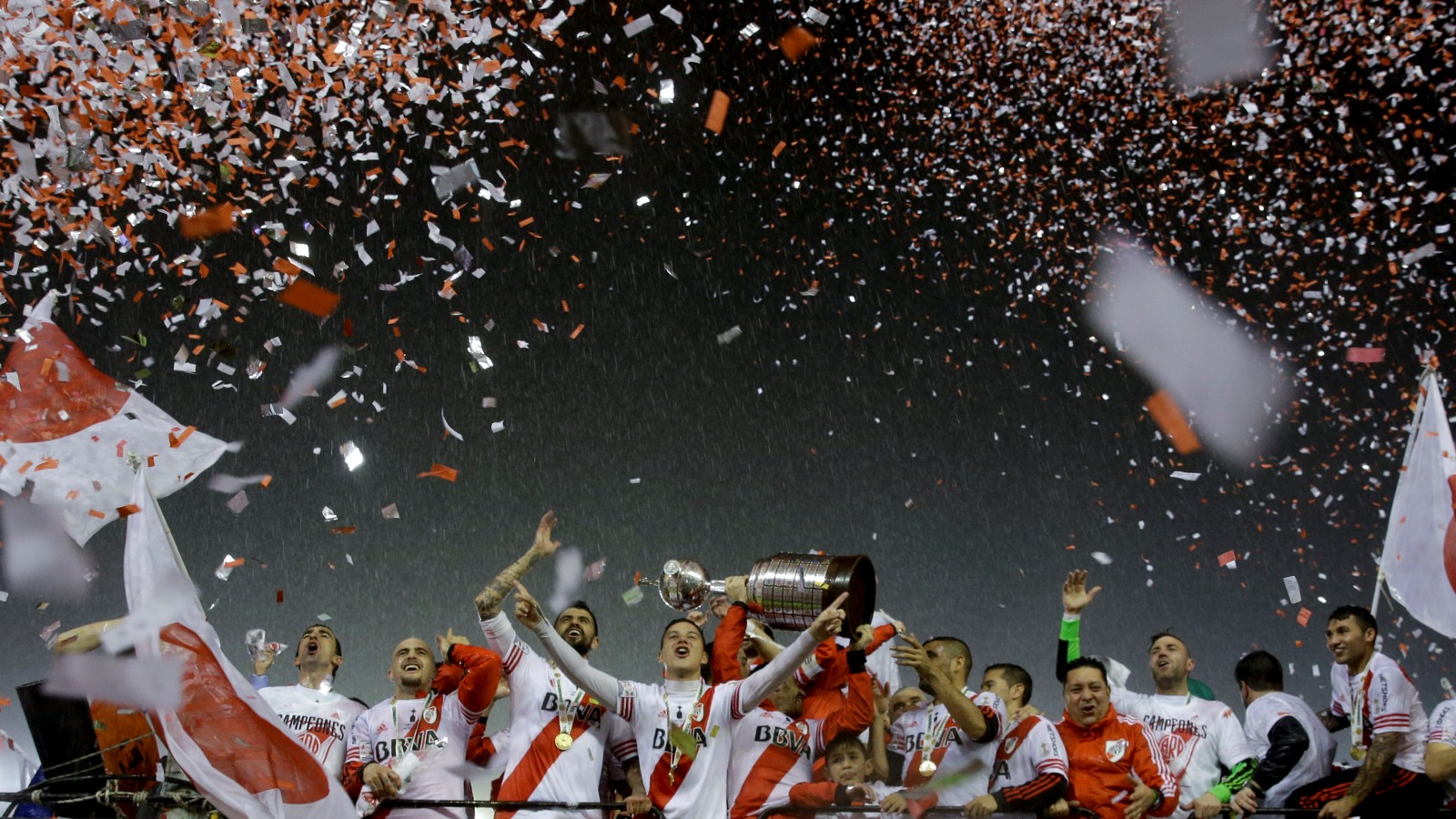 Entre fantasmas e galinhas, o River se reergue com o brio e o talento de um grande campe&atilde;o