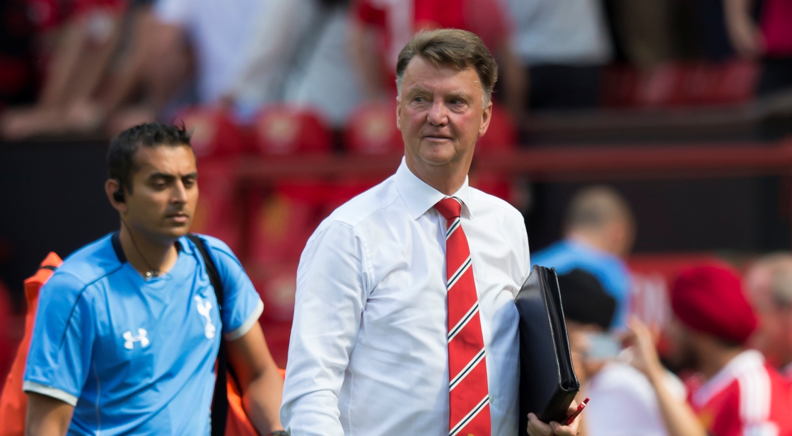 Van Gaal cantou Beatles para comemorar a vit&oacute;ria do United e o seu anivers&aacute;rio