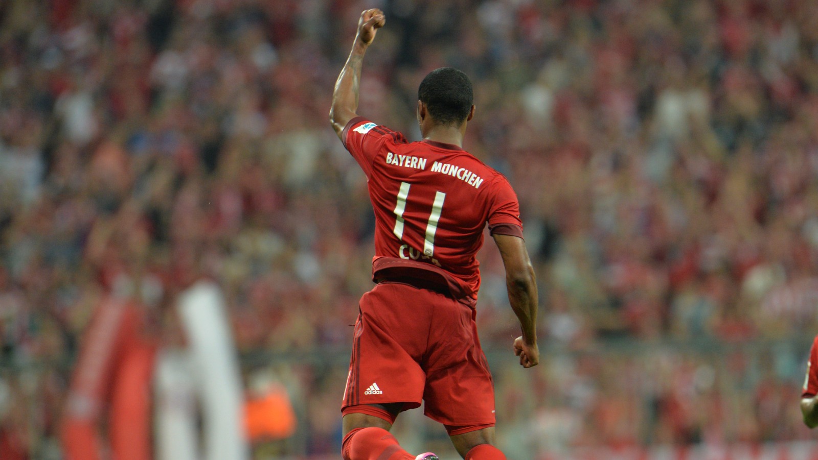 O Bayern abriu a Bundesliga j&aacute; com massacre sobre o Hamburgo, e Douglas Costa voou baixo