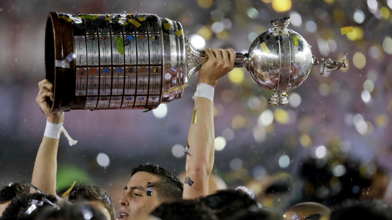 [V&iacute;deo] Assista &agrave; festa do River apenas com o som ambiente da torcida nas arquibancadas