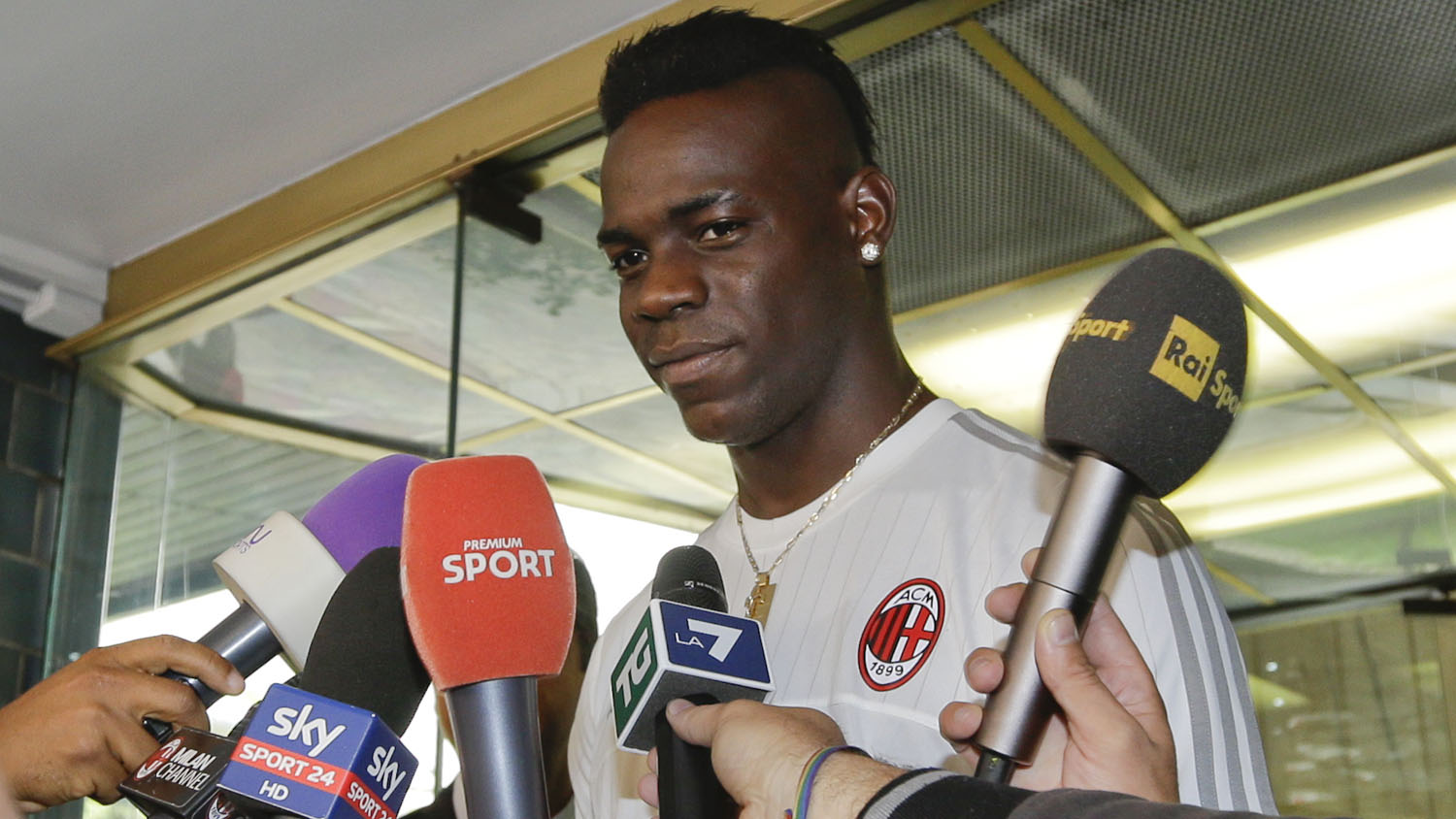 Balotelli est&aacute; de volta ao Milan (Foto: AP)