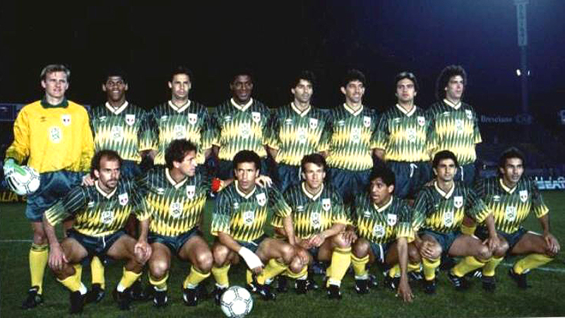 O que o Brasil est&aacute; fazendo com essa camisa esquisita?