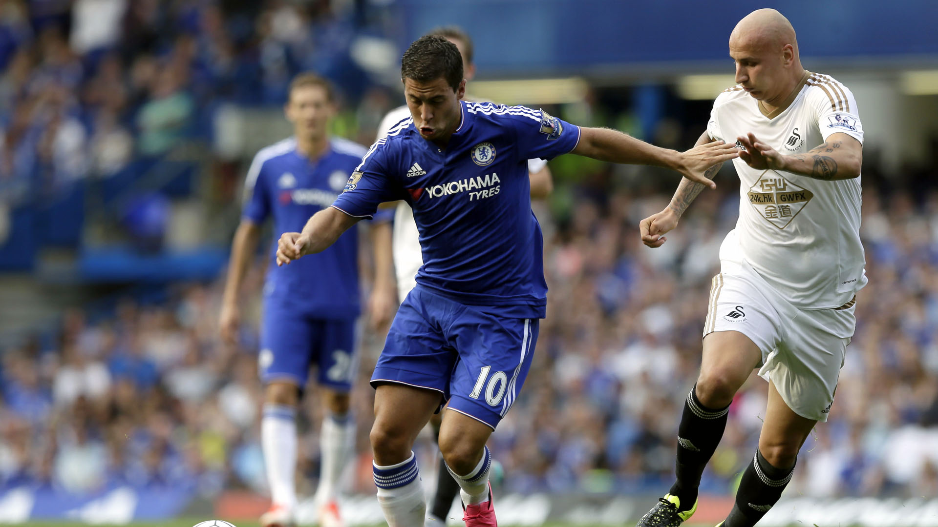 &Ocirc;nibus? Que nada: estreia do Chelsea teve jogo aberto e trope&ccedil;o contra Swansea