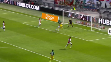 Esta defesaça de puro reflexo ajudou Cillessen a prolongar uma grande marca na temporada