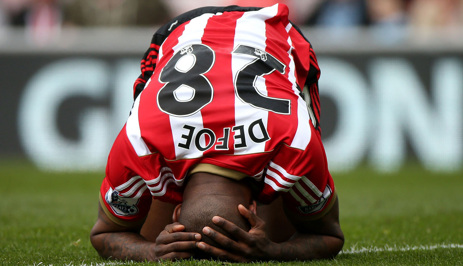 Defoe ter&aacute; que levar o Sunderland nas costas (Foto: AP)