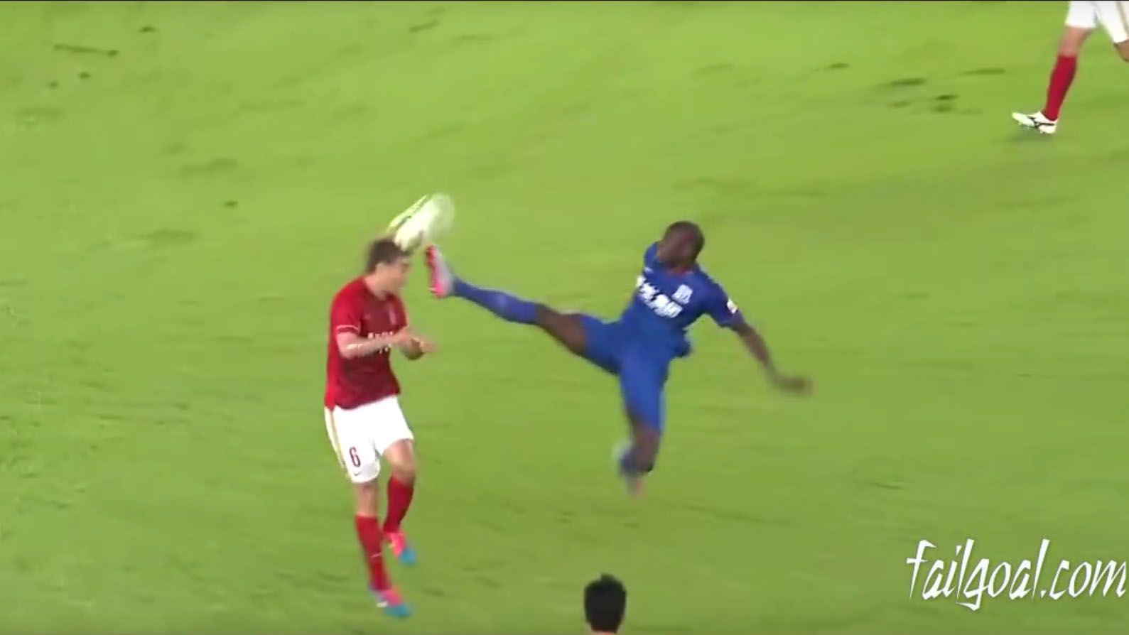 Demba Ba deu uma de Karat&ecirc; Kid na China e o tempo fechou