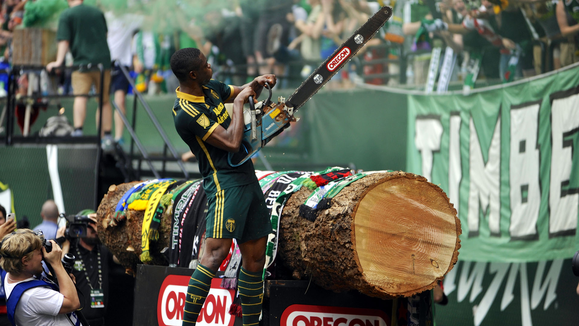 Fanendo Adi, camisa 9 do Portland Timbers, comemora um gol na vit&oacute;ria sobre o Seattle Sounders por 4 a 1 no dia 28 de junho (AP Photo/Greg Wahl-Stephens)