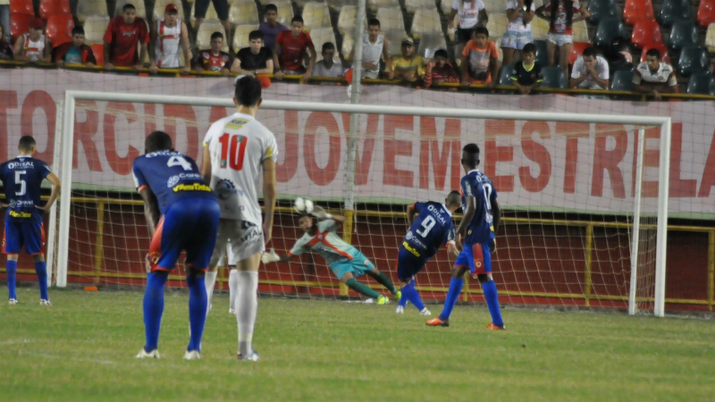 Ele transformou a perda do pai em motiva&ccedil;&atilde;o para se tornar o goleiro mais jovem do Brasil