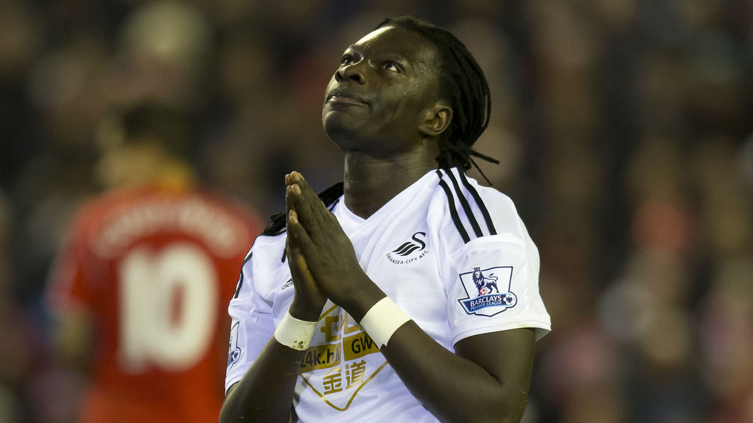 Se depender de Gomis para fazer gols, &eacute; melhor rezar (Foto: AP)