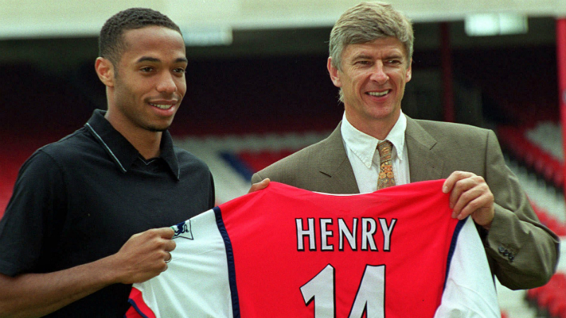 H&aacute; 16 anos, Henry era apresentado no Arsenal, e o clube celebrou a data com um v&iacute;deo nost&aacute;lgico