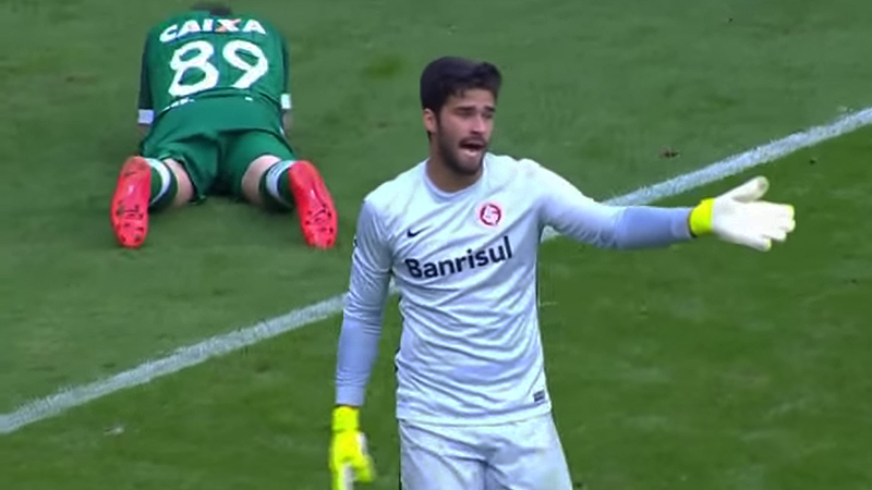 Essa defesa de Alisson contra a Chapecoense &eacute; uma das melhores que voc&ecirc; ver&aacute; em 2015