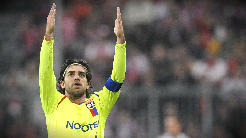 Juninho &ldquo;esmagou concorr&ecirc;ncia&rdquo; e foi escolhido como o melhor jogador do s&eacute;culo da Ligue 1