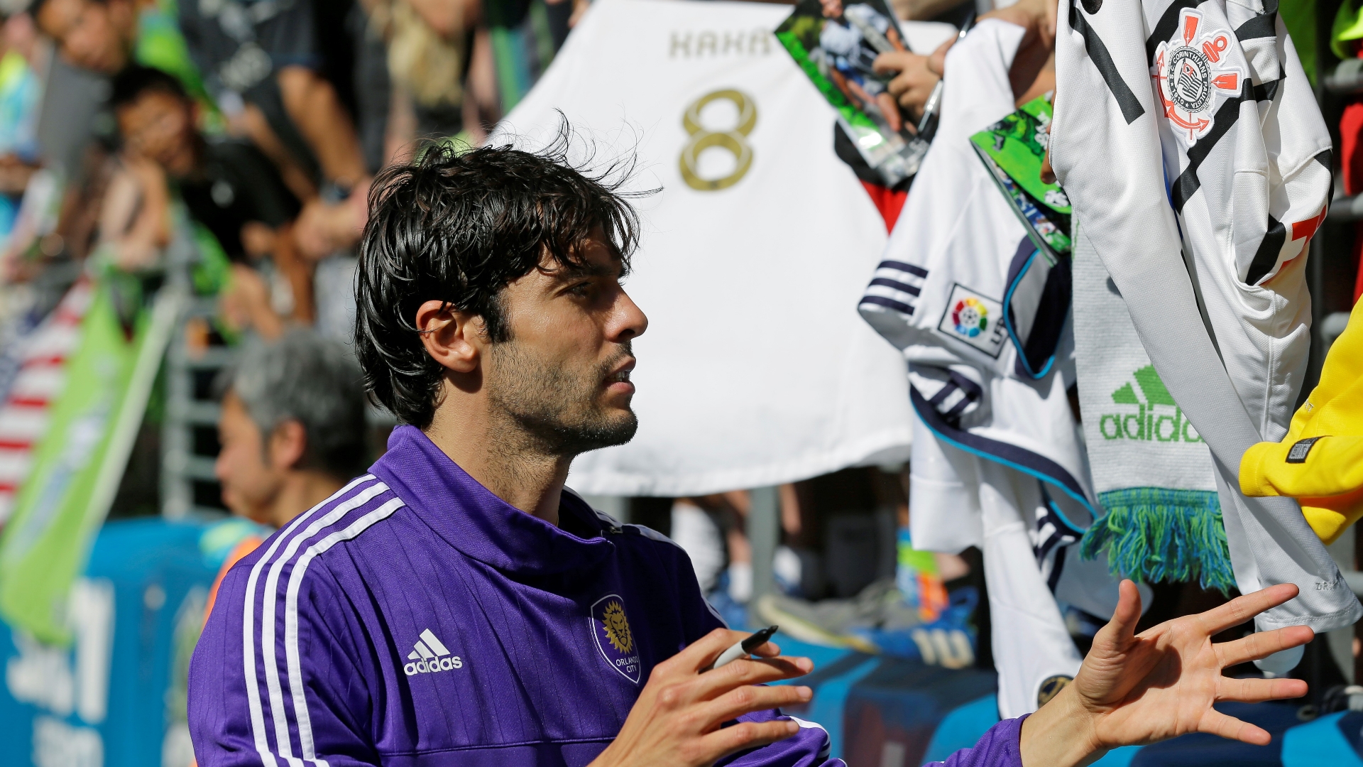 Torcedores pedem Torcedores em Seattle pedem aut&oacute;grafo para Kak&aacute;, do Orlando City (Foto: AP)