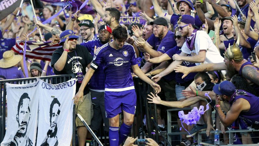 Kak&aacute; &eacute; abra&ccedil;ado pela torcida do Orlando City