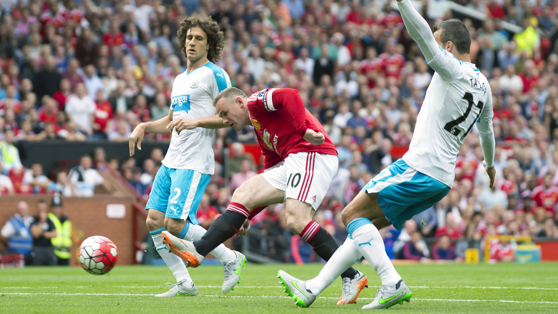 Pelo bem de Rooney, Chicharito precisa ser titular do Manchester United
