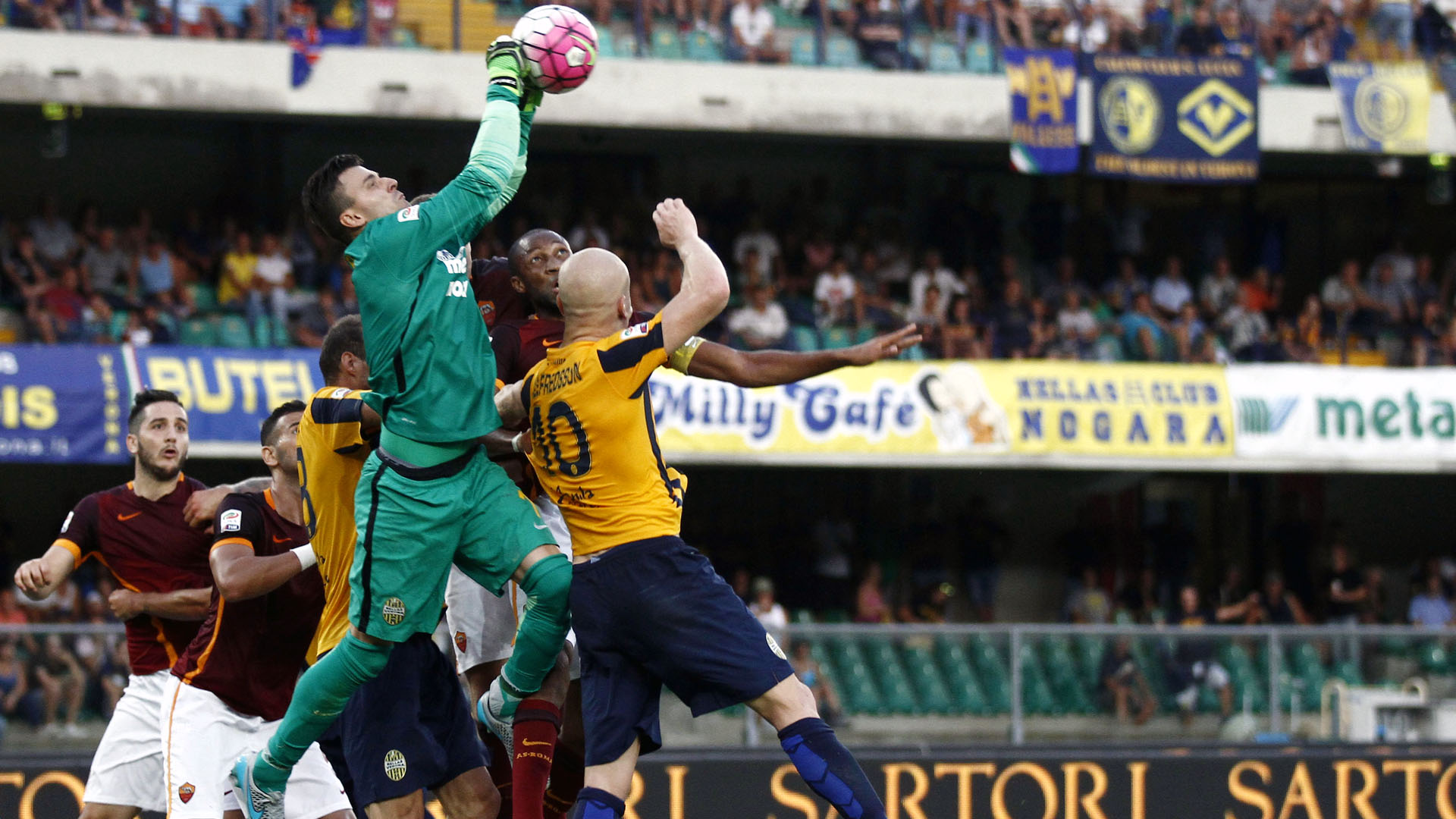 Rafael falhou, mas depois mostrou por que &eacute; &iacute;dolo do Verona ao fechar o gol e n&atilde;o deixar a Roma vencer
