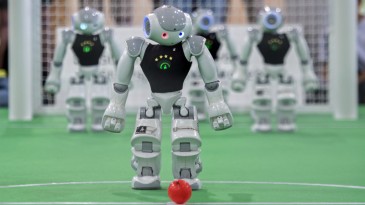 Cientistas querem criar time de robôs para vencer o campeão da Copa do Mundo de 2050