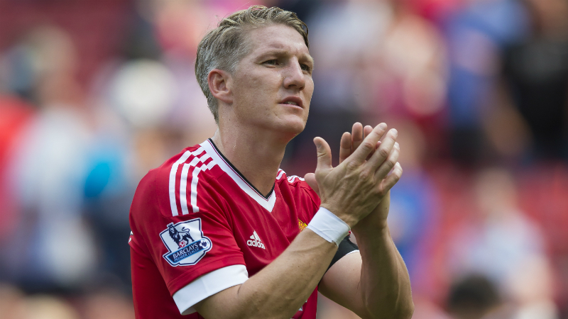 Schweinsteiger d&aacute; camisa nova para torcedor que comprou uniforme com n&uacute;mero anterior