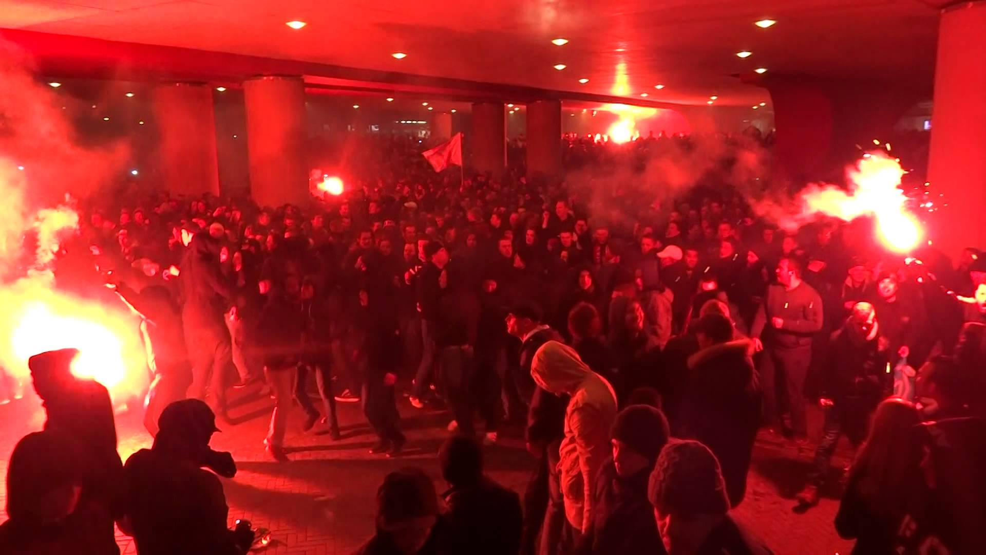 O Ajax caiu na Champions, mas sua torcida deu um show de Libertadores na entrada ao est&aacute;dio
