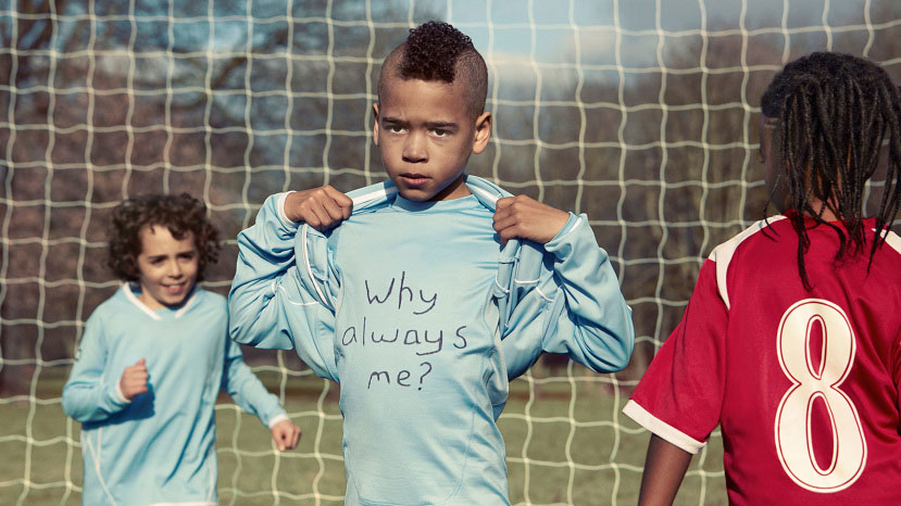 Em ensaio, crian&ccedil;as interpretam momentos marcantes de encrenqueiros do futebol