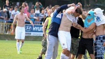 Após eliminação para time da 4ª divisão, ultras invadem campo e arrancam camisas de jogadores
