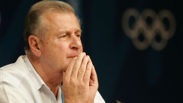 Líder das reformas da Fifa corre para defender Blatter e despreza futebol feminino dos EUA